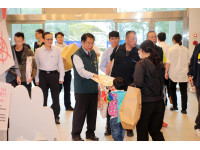 黃偉哲現身三井Outlet發送卡比胖拉小提燈邀民眾暢遊台南歡