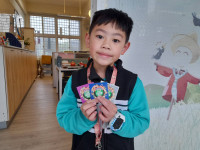 會發光的書包！社子國小「平安燈」搭「綠色上學日」，共創友善安