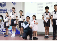 黃偉哲出席勝利、西勢、立人、協進國小畢典勉學子牢記師恩、勇敢