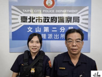 大雨中最暖身影文二警冒雨推車守護用路安全