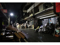 黃偉哲返台趕赴安南火災現場 慰問受災居民、全力協助家園復原