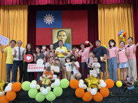 迎接小一新鮮人！南市家庭教育中心至鹽水國小贈入學祝福