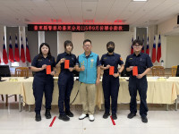 警友力挺東警治安工作　聯合勤教頒獎慰勉並致贈手機支架
