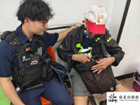 8旬長者街頭體力不支興隆暖警遞水助返家